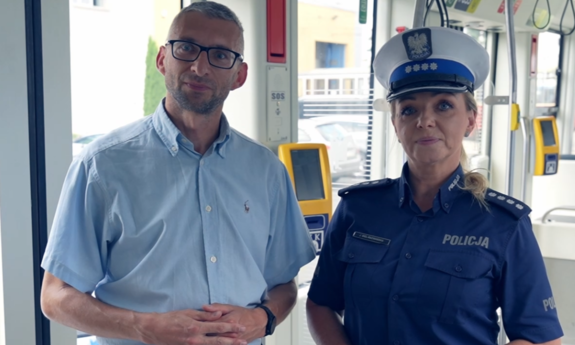 policjantka stoi przy mężczyźnie