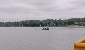 Policyjna motorówka patrolująca zbiornik wodny.