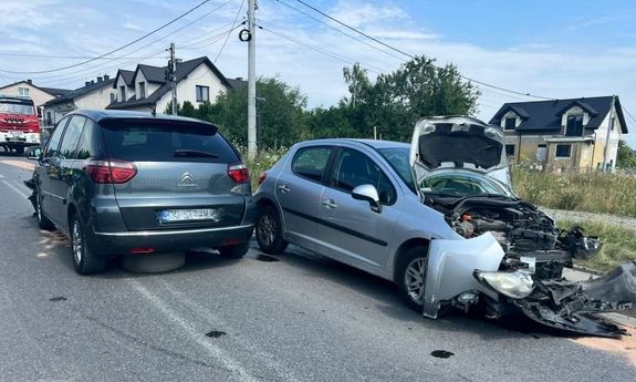 przód uszkodzonego srebrnego auta i tył auta poszkodowanego mężczyzny