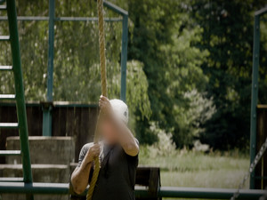 Mężczyzna na linie na torze przeszkód.
