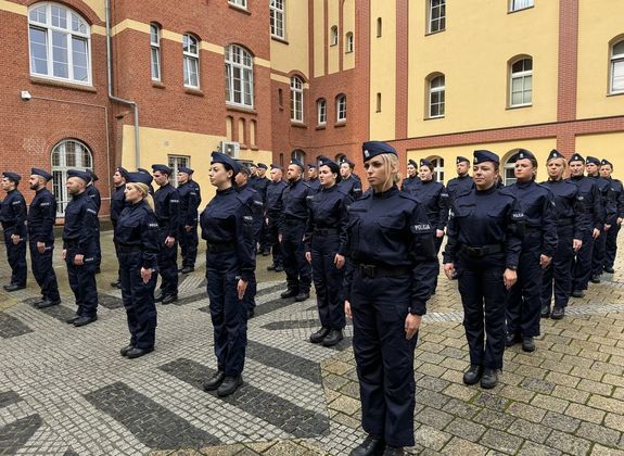 policjanci stoją na placu