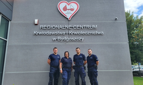 umundurowani funkcjonariusze stoją przed budynkiem regionalnego centrum krwiodawstwa i krwioleczenia