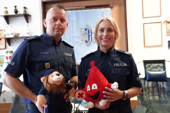 policjanci pozują do zdjęcia z paluszkami