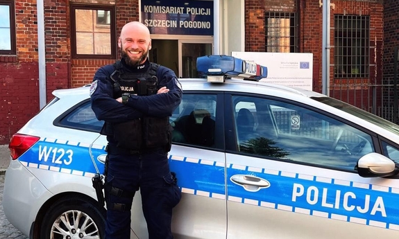 policjant przy radiowozie