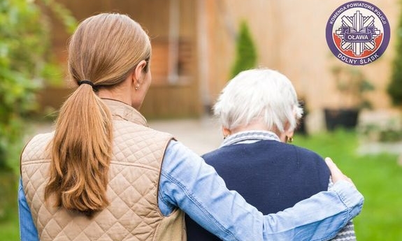Kobieta obejmująca seniorkę
