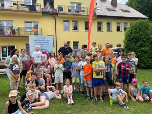 Policjant pozuje do zdjęcia z grupą dzieci.