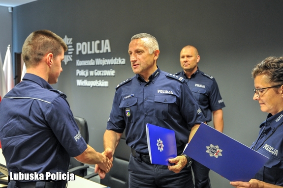 policjant podaje rękę drugiemu policjantowi