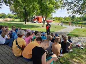 Policjantka z grupą młodzieży podczas prelekcji.