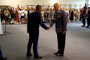 asp. Marek Pikuła odbierający wyróżnienie
