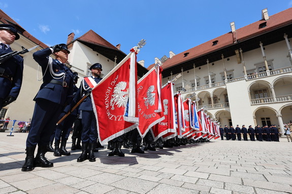 policjanci trzymają sztandary z orłem i napisem &quot;Bóg, Honor, Ojczyzna&quot;