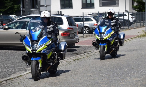 dwaj policjanci na motocyklach