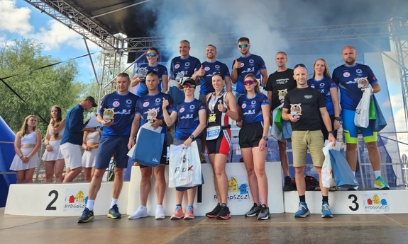 uczestnicy zawodów na podium pozują do zdjęcia