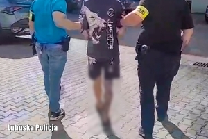 policjanci z zatrzymanym zakutym w kajdanki