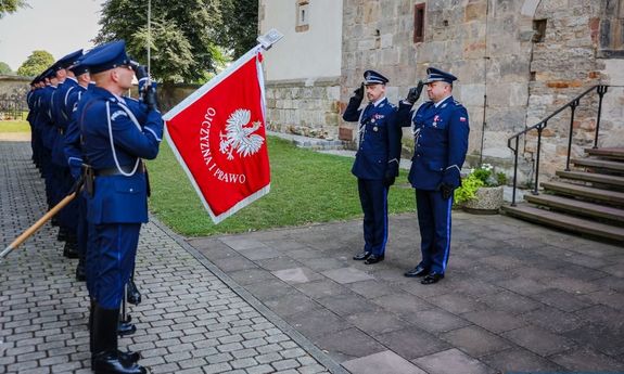 policjanci salutują komendantom