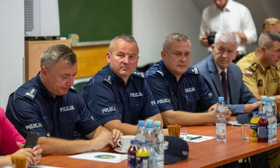 policjanci siedzą przy stole