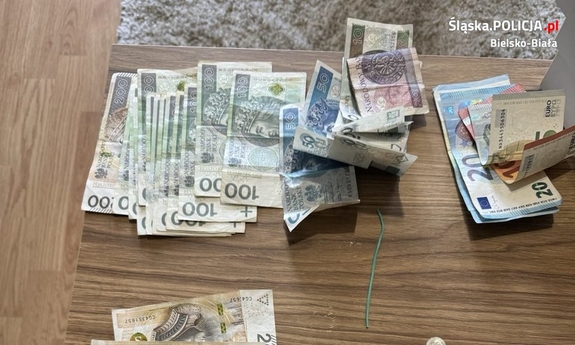 na stole leżą zabezpieczone pieniądze