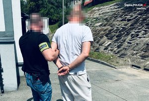 skuty mężczyzna prowadzony przez policjanta