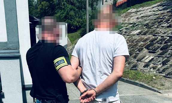 skuty mężczyzna prowadzony przez policjanta
