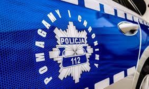 logo Pomagamy i chronimy na drzwiach radiowozu policyjnego