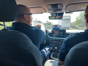 policjanci jadą samochodem, ktoś zrobił im zdjęcie z tylnego siedzenia
