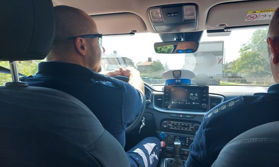 policjanci jadą samochodem, ktoś zrobił im zdjęcie z tylnego siedzenia