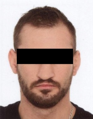 wizerunek zatrzymanego z zakrytymi oczami czarnym paskiem