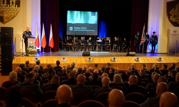 Uczestnicy uroczystości na scenie i  na widowni