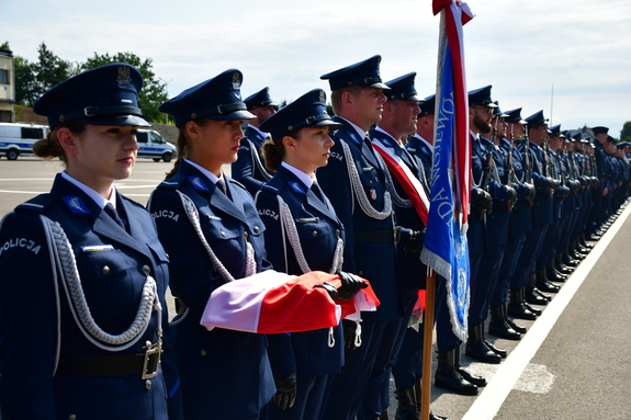 policjanci stoją w rzędzie
