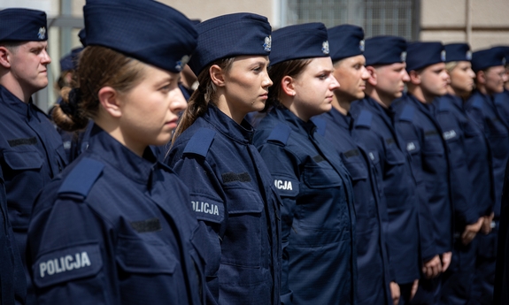 policjantki w trakcie ślubowania
