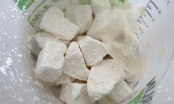 zabezpieczone porcje narkotyków w plastikowym pudełeczku