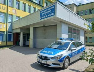 radiowóz stoi przed szpitalem