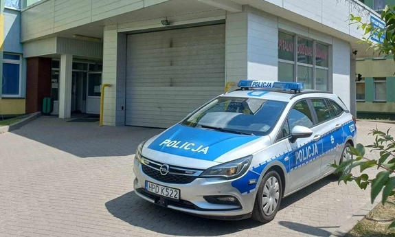 radiowóz policyjny stoi przed szpitalem