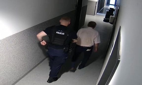 policjant idzie z mężczyzną