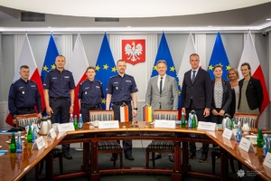 Komendant Główny Policji podczas spotkania z szefem niemieckiego Federalnego Urzędu Policji Kryminalnej (BKA), obok inni policjanci i członkowie niemieckiej delegacji
