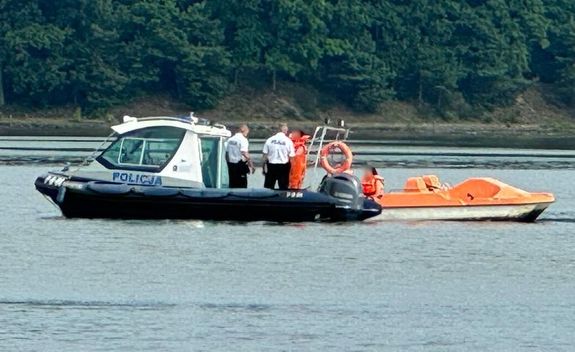 Policjanci pomogli mężczyźnie, który nie mógł wrócić na rower wodny