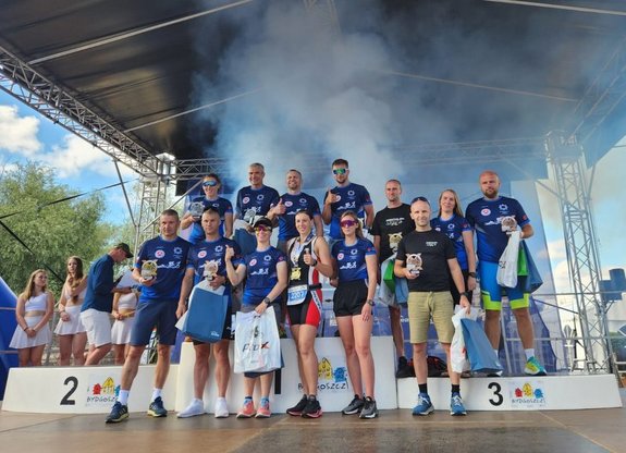 zdjęcie grupowe na podium