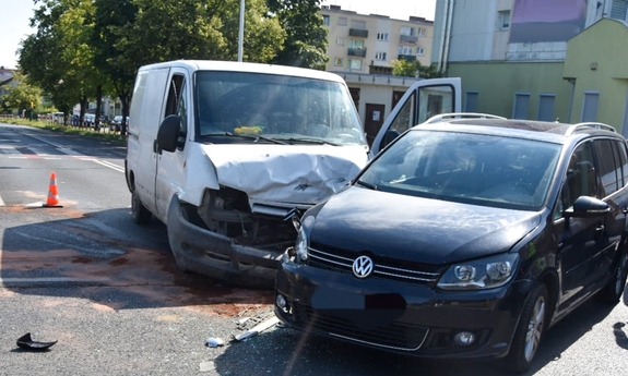 samochód osobowy i bus na miejscu kolizji
