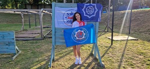 policjantka w cywilnych ubraniach pozuje z flagą