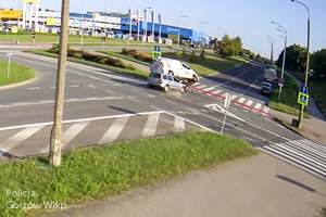 na zdjęciu moment uderzenia kierowcy opla w bus