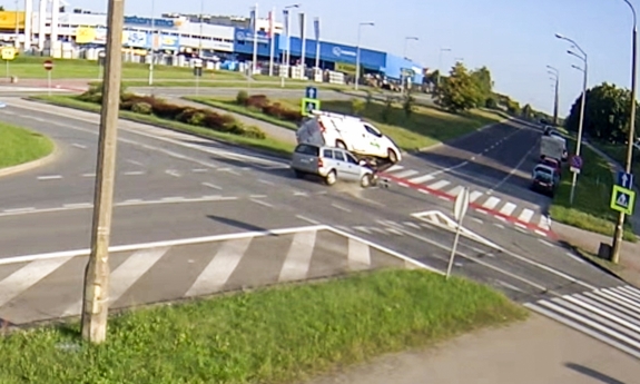 na zdjęciu moment uderzenia kierowcy opla w bus