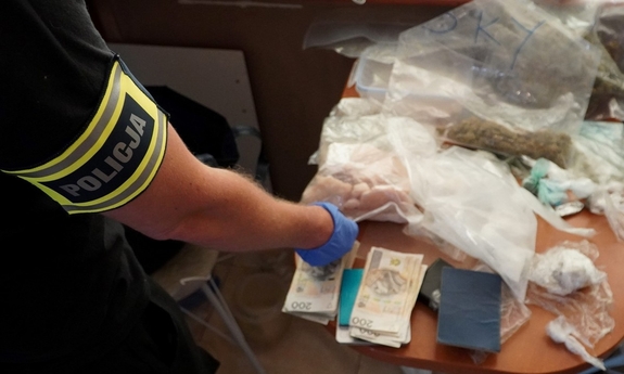policjant zabezpiecza narkotyki