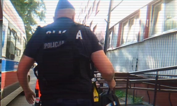 policjant przy karetce pogotowia