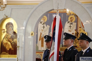 policjanci ze sztandarem