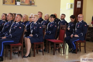 Oficerowie uczestniczący w nabożeństwie