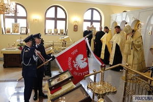 Duchowni i policjanci podczas modlitwy