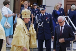 Komendant Główny Policji wraz z duchownym po zakończeniu nabożeństwa