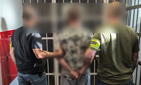 zatrzymany sprawca trzymany przez dwóch funkcjonariuszy