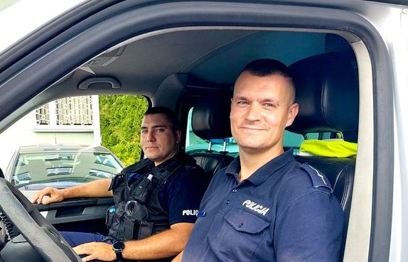 policjanci siedzą w radiowozie