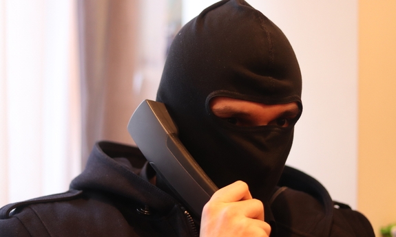 zamaskowany mężczyzna z telefonem przy uchu
