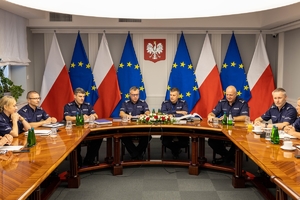 policjanci siedzą przy stole w trakcie spotkania